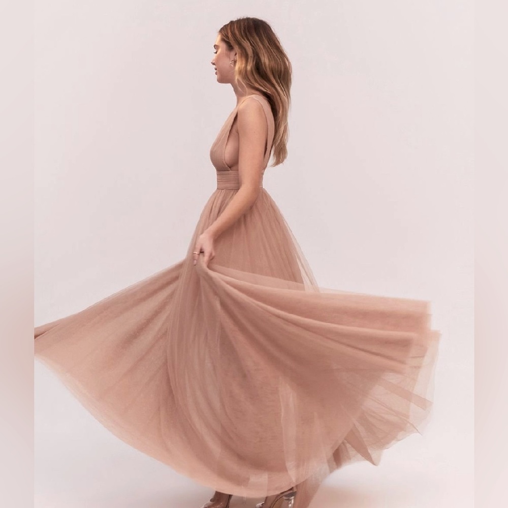 FAME AND PARTNERS maxi dress with plunging neckline and backline - Nude Size 8